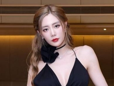 「夫が羨ましい…」“世界で最も美しい顔”2位の韓国女優、タイトドレスと真っ赤な唇で色気爆発！【PHOTO】