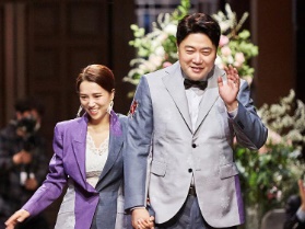 20歳と39歳の時に出会い、10年後に結婚…韓国元野球選手の妻が結婚式写真を公開【PHOTO】