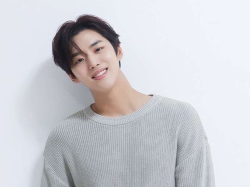 PENTAGON・ホンソクの新所属先が決定、CUBEエンタ離れ“ハリウッド俳優”と同じ事務所に