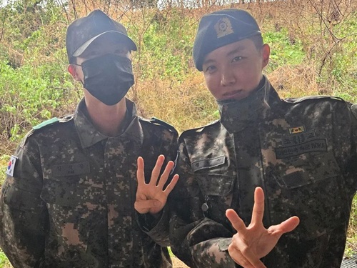 “先輩”BTS・J-HOPEが4人を激励！休暇を取ってメンバーの入隊に駆け付ける、余裕感じる軍服姿