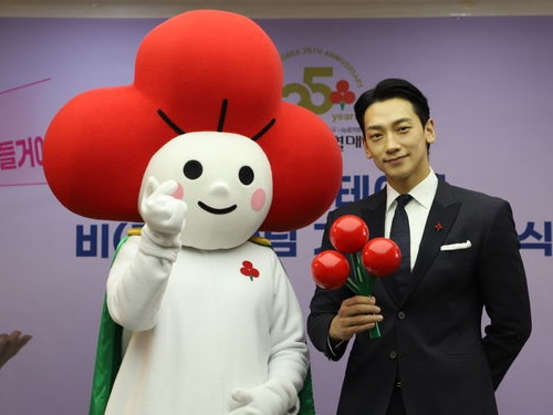 妻は“韓国で最も美しい女優”、2児の父でもあるRAINが1億ウォンを寄付！継続した善行に注目