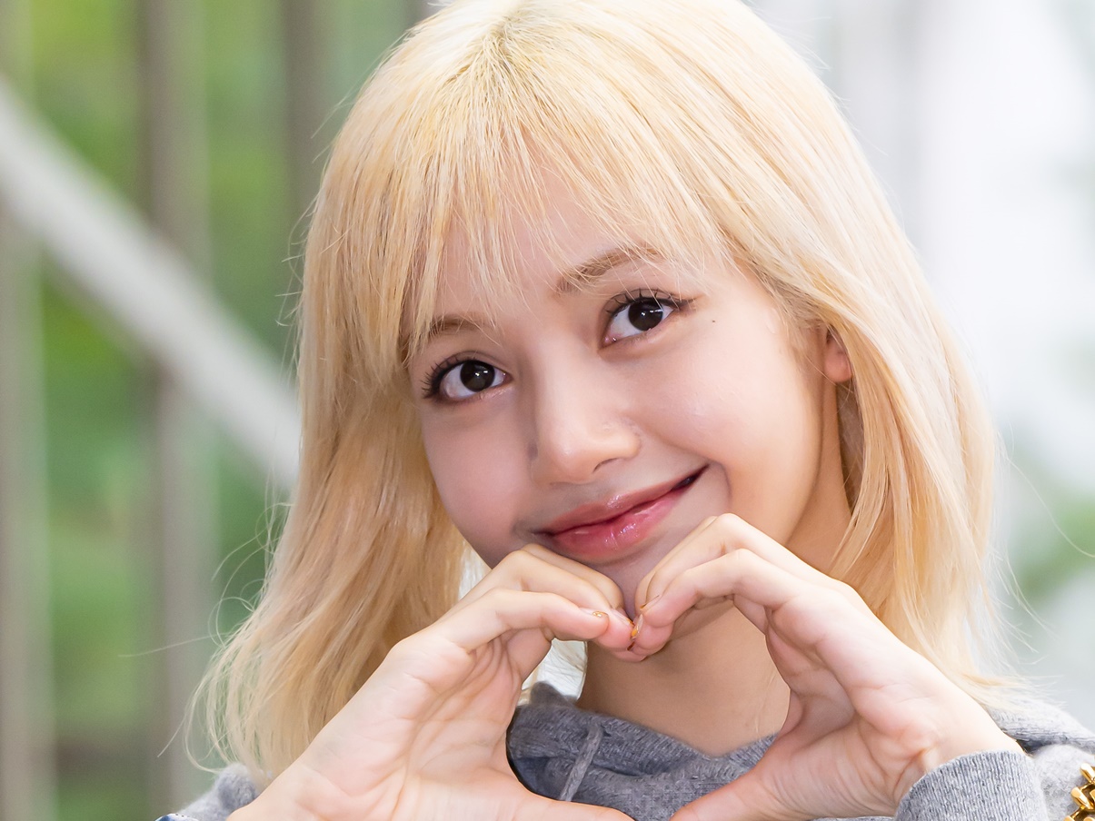 「認めてないけど隠してもない」BLACKPINK・リサの“彼氏”とは？ 仏名門一族の御曹司、結婚は既定路線？
