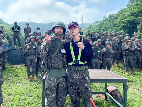“兵役中”BTS・JINとWINNER・カン・スンユンの2ショット公開、助教＆訓練兵として肩組み笑顔【PHOTO】