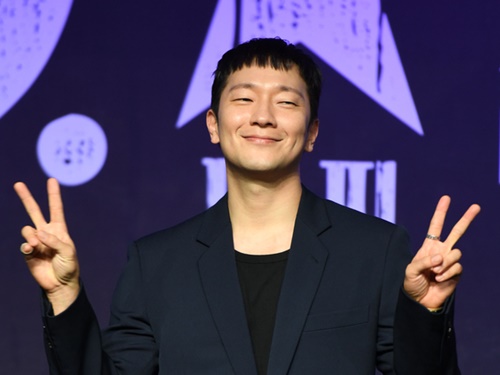 『最高の離婚』リメイクにも出演した俳優ソン・ソック、事務所との契約満了で当面はマネージャーと二人三脚