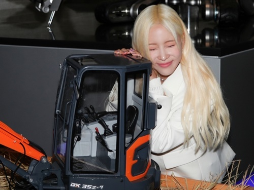 韓国で「重機アイドル」が爆誕！小型ショベルカーに頬を摺り寄せる金髪美女とは一体？