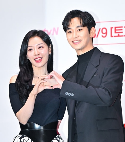 キム・ジウォン（左）、キム・スヒョン