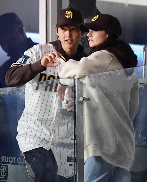 ソン・ジュンギ、ケイティ・ルイーズ・ソーンダース