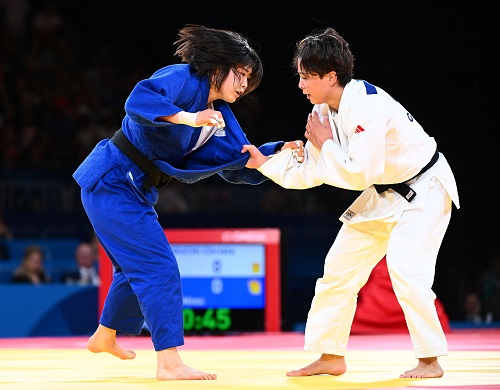 女子57キロ級決勝で戦うホ・ミミ(青)と出口クリスタ(白)