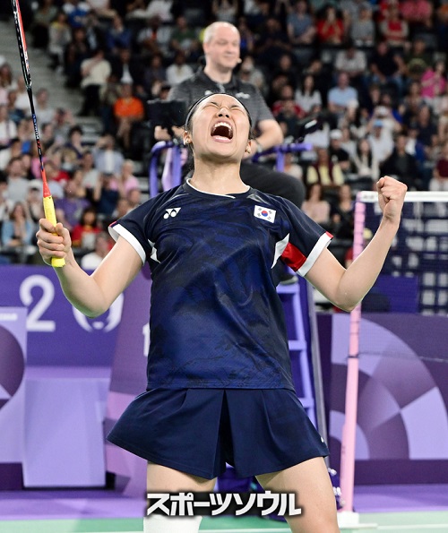 8月4日、パリ五輪・バドミントン女子シングルス準決勝で勝利して歓喜するアン・セヨン