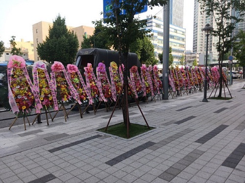 SUGAの脱退を要求する花輪