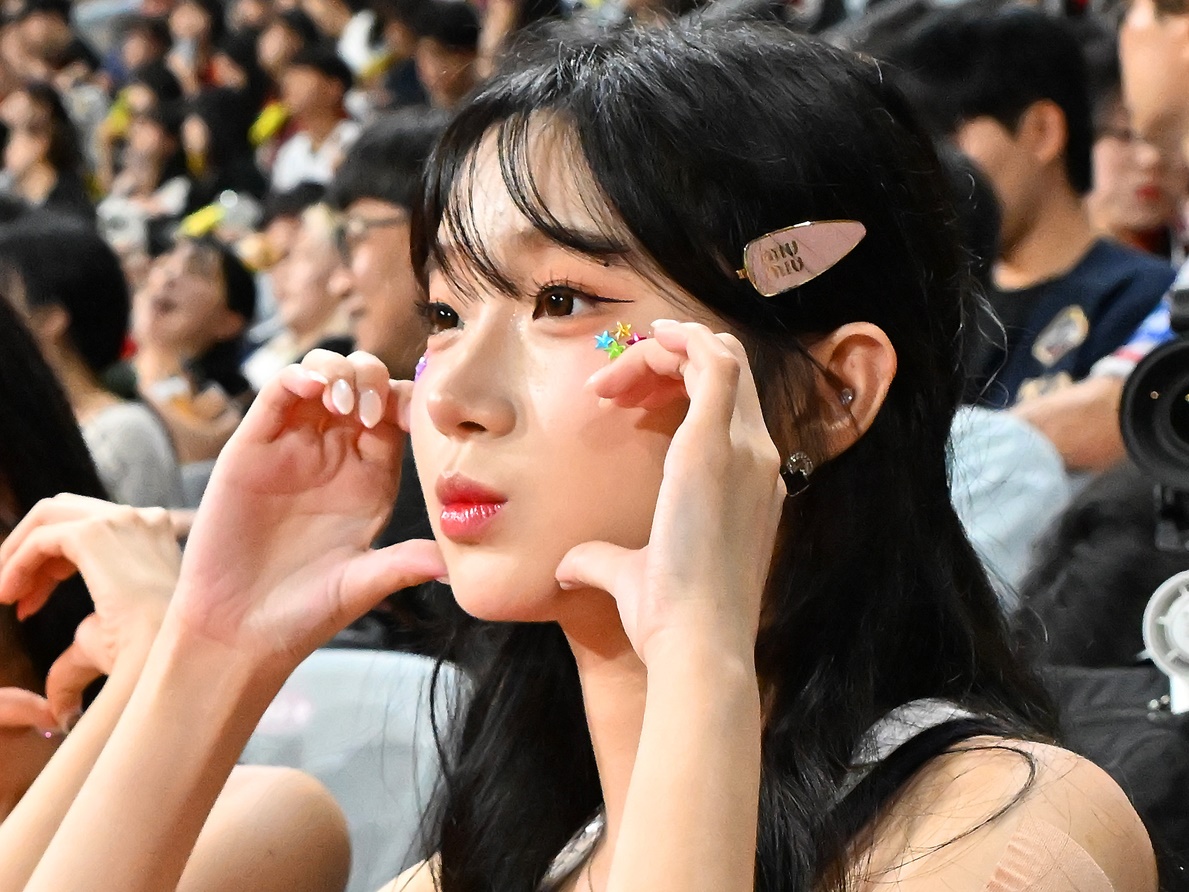 「ピキピキダンス」でバズった韓国プロ野球チア、目鼻立ち整った“完璧ビジュ”に反響「もはや天使」【PHOTO】