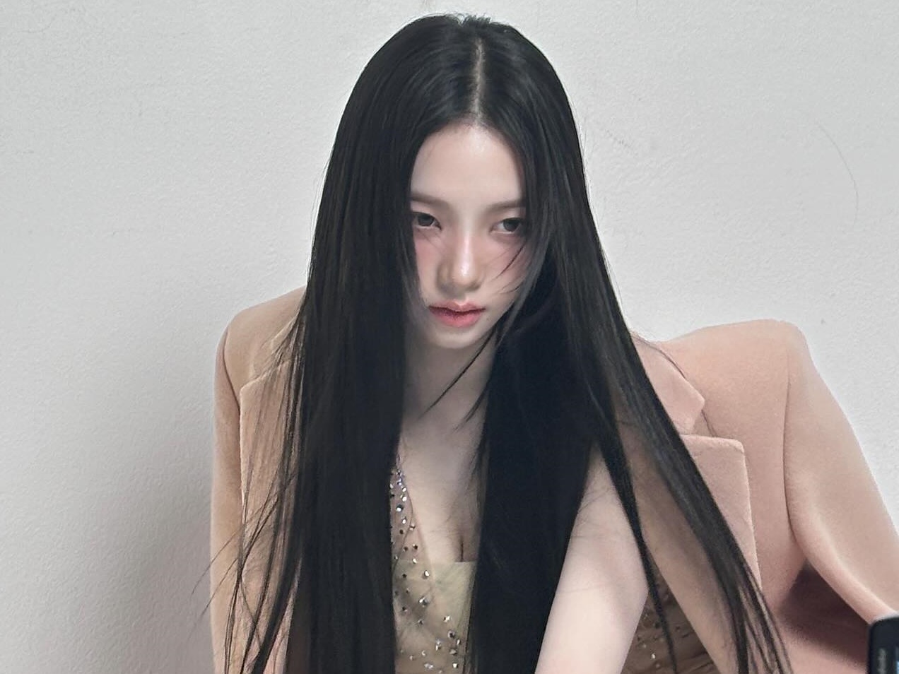 全然イメージが…aespa・カリナ、まさかの“女優路線”ショットにファン驚愕【PHOTO】