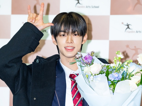 独自写真】SEVENTEEN“弟分”TWS・ドフン、高校の卒業式に参加！にっこり