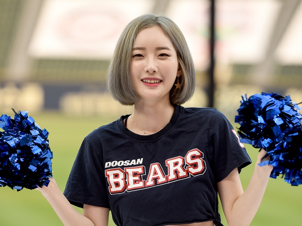 韓国プロ野球チアガール、“美脚スラリ”の制服ルックでファン圧倒「確信の美貌」「お似合いです！」【PHOTO】