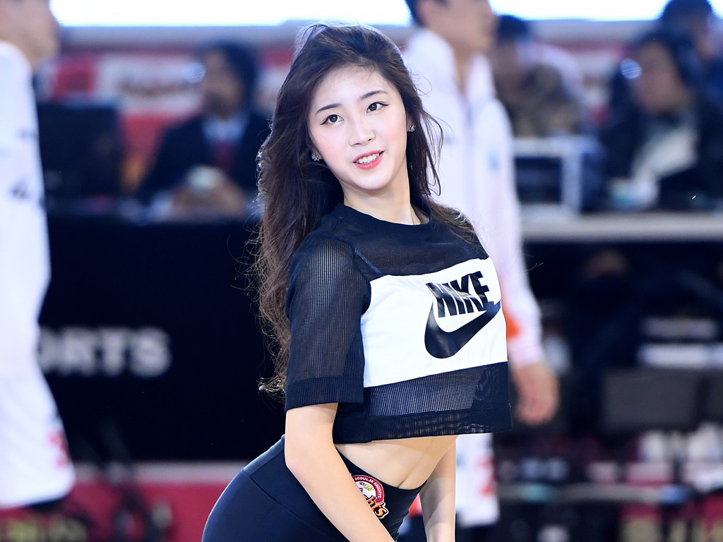 「脚線の美女」韓国人気チアガール、ミニスカ衣装から際立つ“美貌”にファン惚れ惚れ「スリムすぎ」【PHOTO】