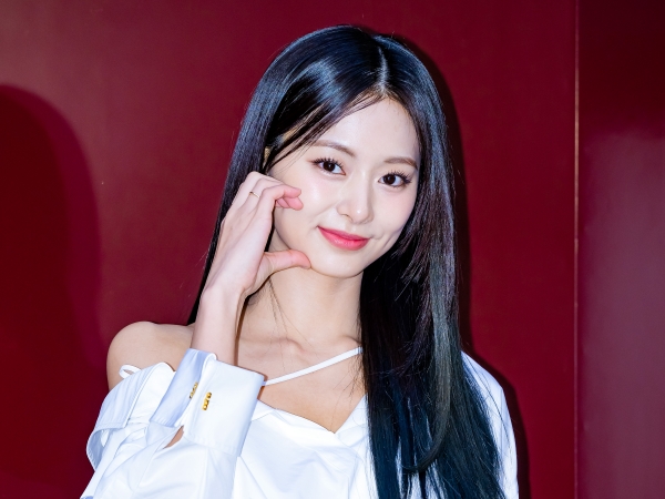 TWICE・ツウィ、“超ミニスカ”×黒ストッキング”で圧巻美脚！ブランド