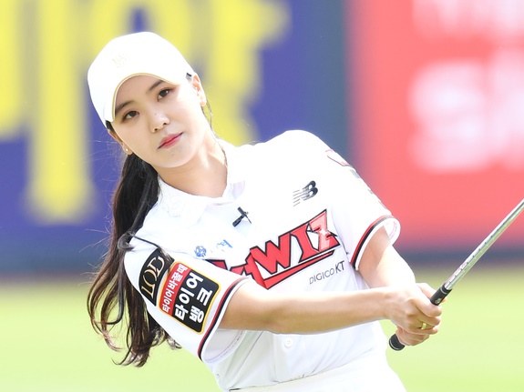 韓国のミス・コリア出身女子ゴルファー、“驚異”の神スタイルでファンを圧倒！「素晴らしい…」【PHOTO】