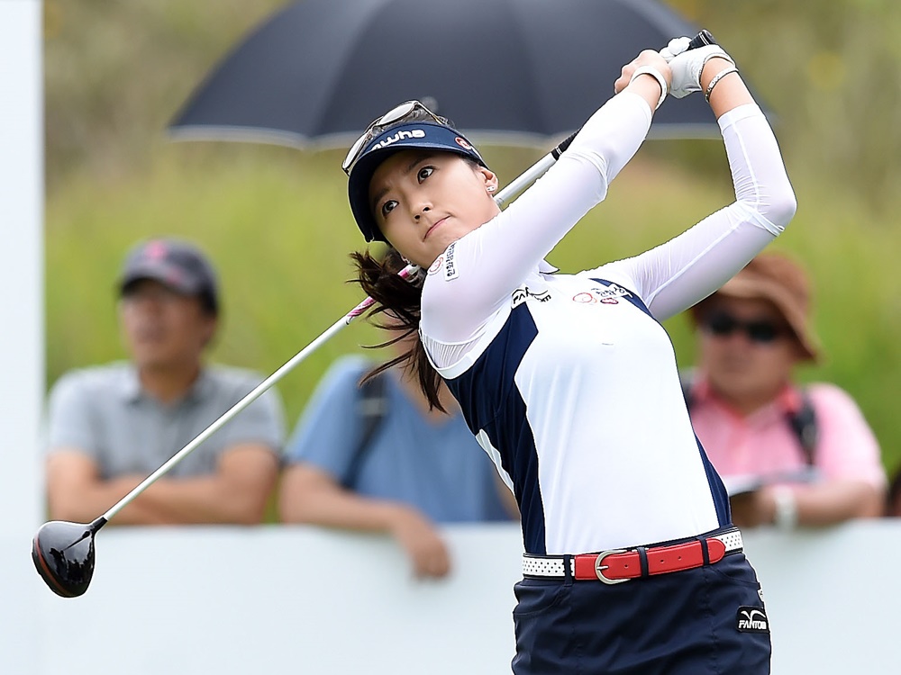 日本で活動した韓国女子ゴルファー、“美脚健在”のミニスカート姿！「ナイススタイル」と絶賛の一枚【PHOTO】