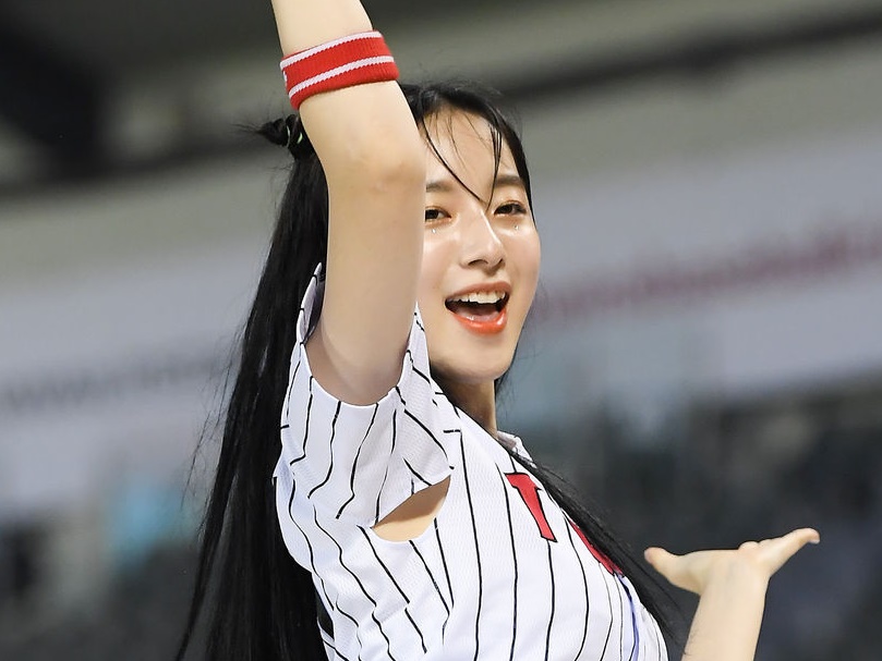 韓国プロ野球チア、タンクトップ姿の”健康的スタイル”に反響！ハ・ジウォンに「美しすぎる」の声【PHOTO】