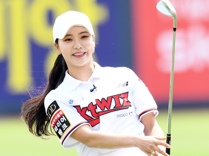 ミス・コリア出身の韓国女子ゴルファー、“メリハリ抜群”のミニスカウェアでファンを圧倒【PHOTO】