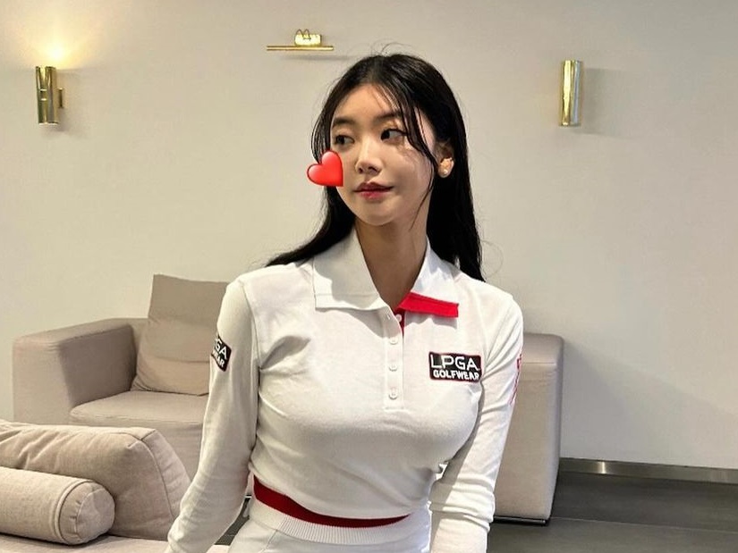 神スタイルがくっきり…ミス・コリア出身女子ゴルファー、スラリ美脚に目が行くミニスカSHOT【PHOTO】