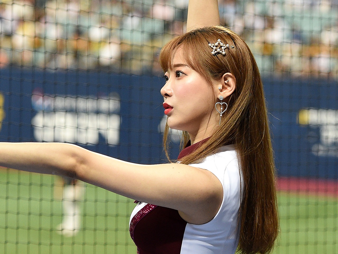 「今も少女ですね」韓国プロ野球チア、34歳のミニスカ制服姿にファン熱狂「最強の美女だ！」【PHOTO】