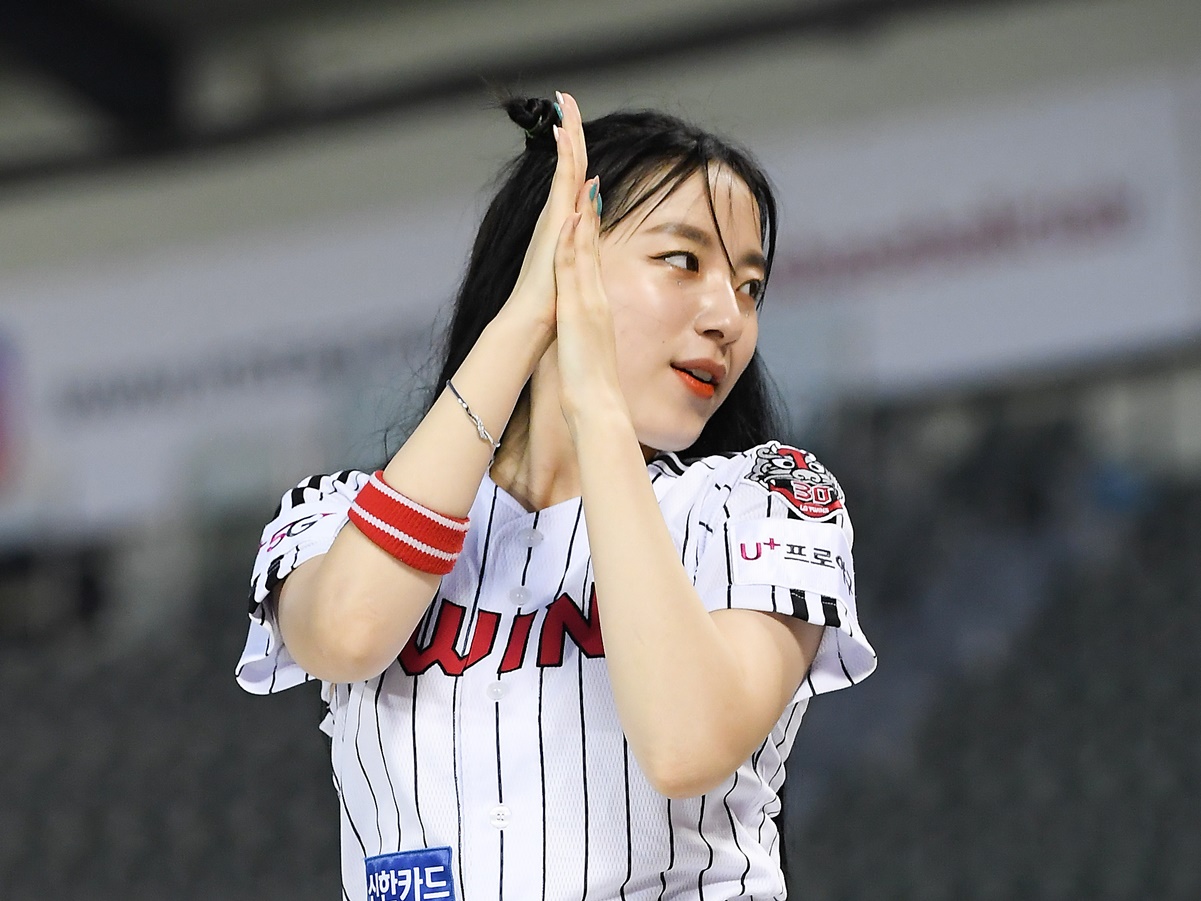 韓国プロ野球チア、ショートレギンス姿で“メリハリ美貌”あらわに「モデルやってもおかしくない」【PHOTO】