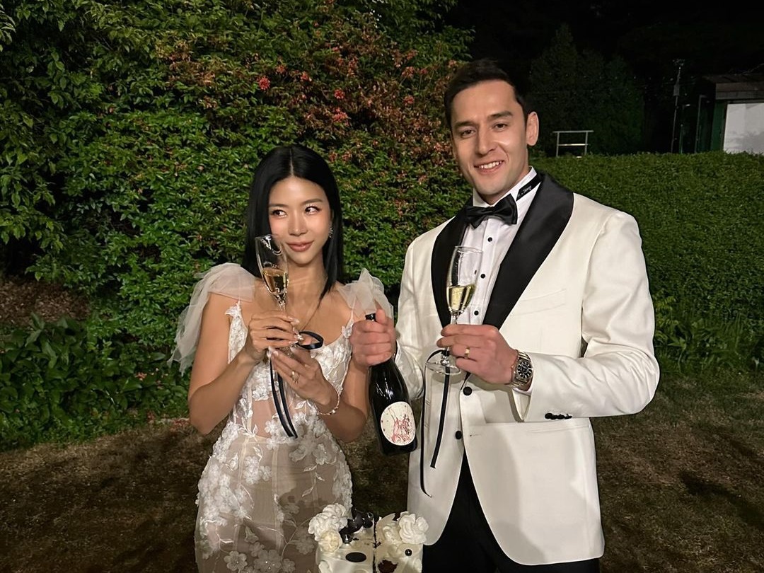 【写真】女性フィットネス系ユーチューバーと結婚した韓国ハーフ俳優、“幸せ満点”ウェディングフォト