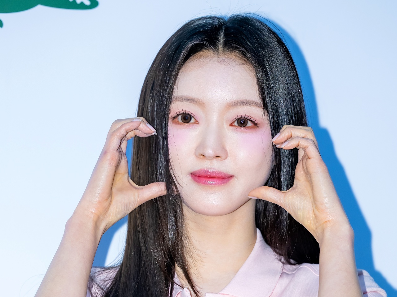 「イイ女感がすごい」“美しい顔100人”にも選ばれた韓国女性アイドル、真っ白なワキと二の腕があらわに…【PHOTO】