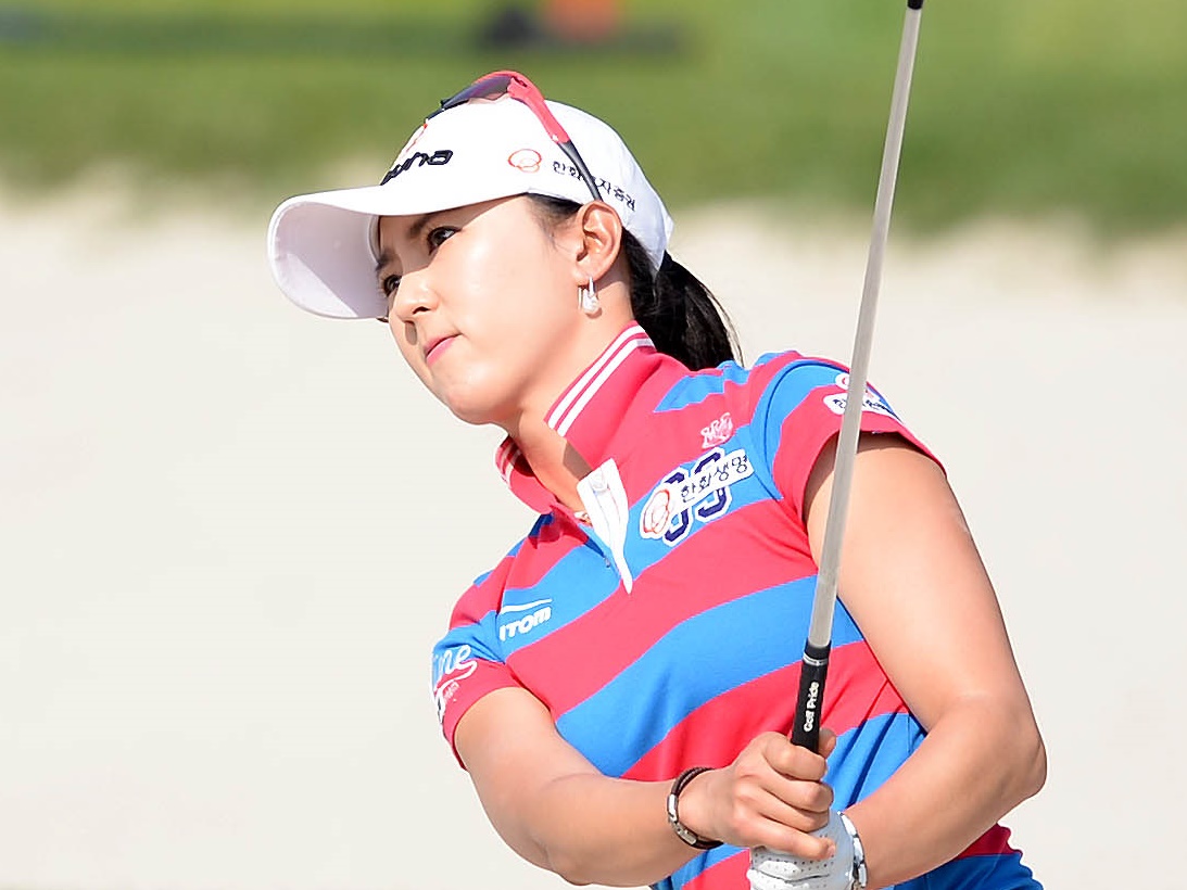 日本で活動した韓国女子ゴルファー、“手繋ぎペアルック”に反響「似合ってる」「マネキンみたい」【PHOTO】
