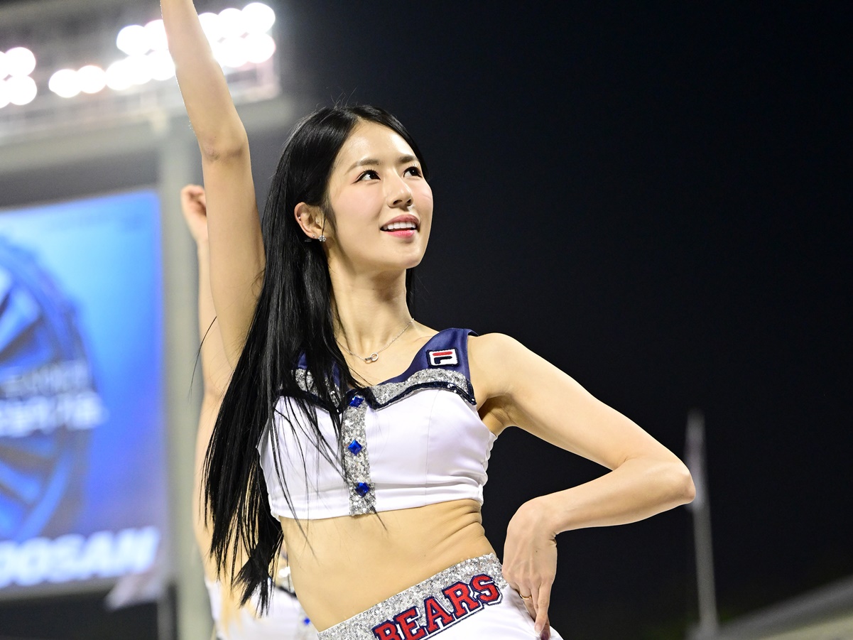 韓国プロ野球の“No.1チア”、薄着のベッド寝そべりSHOTにファン悶絶…「美人ですね」「女神だ」【PHOTO】