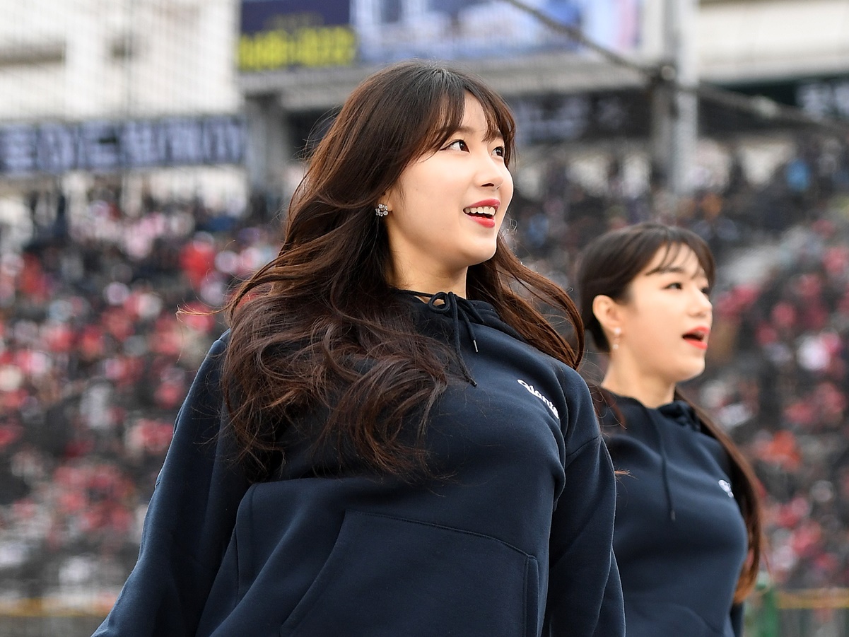 韓国人気チア、胸元ざっくり＆背中大胆開きのスイムウェア姿でファン魅了「女神降臨」「完璧だ…」【PHOTO】