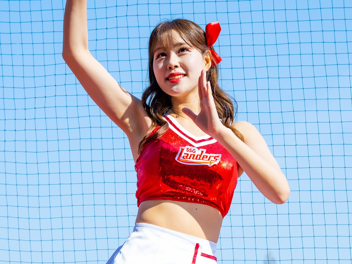 TWICE・モモ、“ピチッ”と過ぎて直視できないタンクトップSHOTに