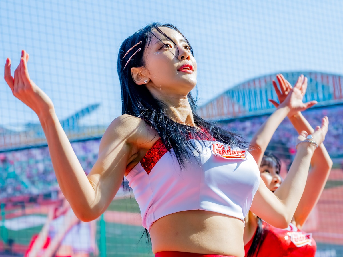 韓国プロ野球チア、キュートな“おさげ三つ編み”の韓服SHOTでファン魅了！「胸キュン」と絶賛の声【PHOTO】