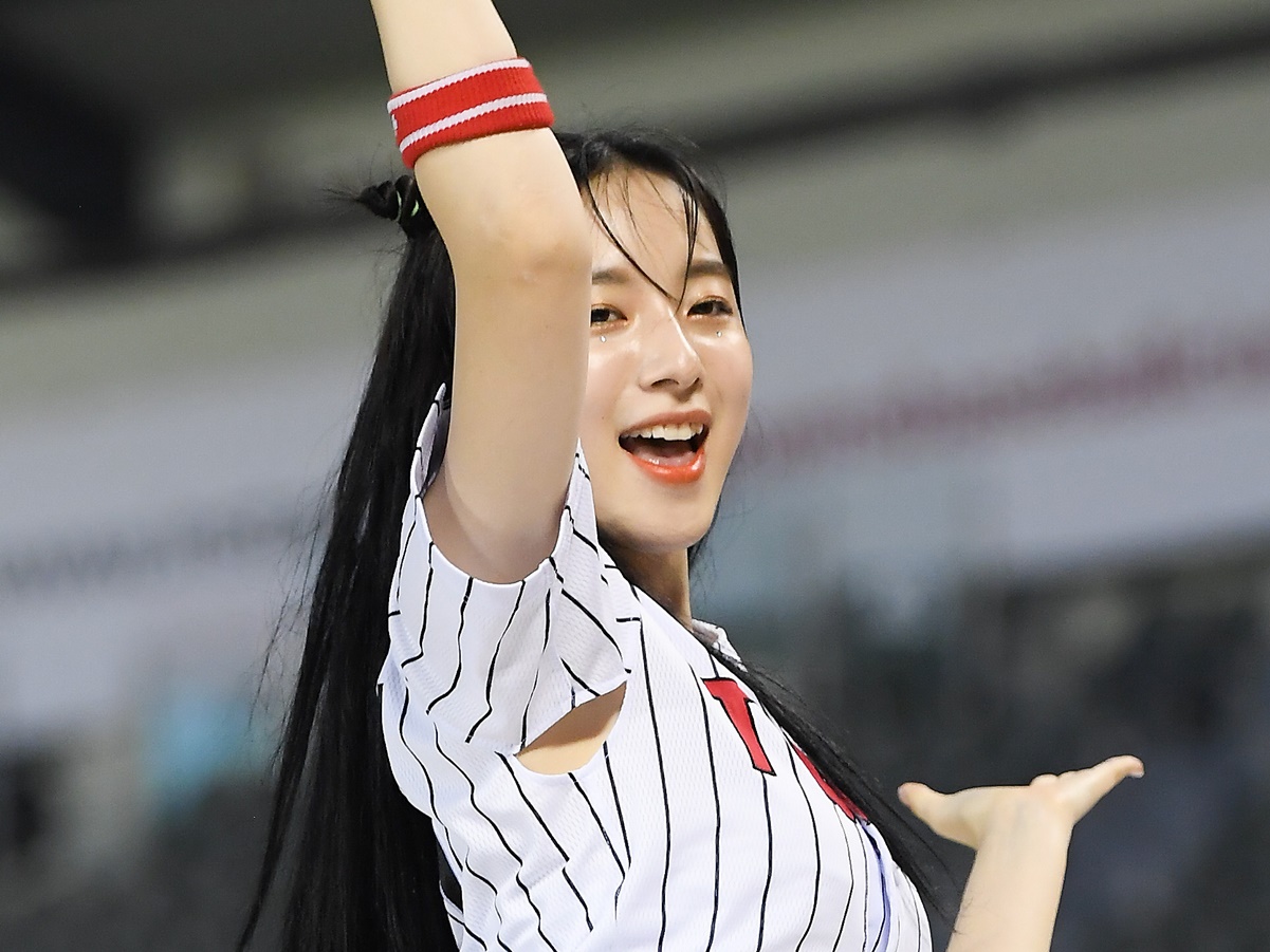 韓国プロ野球チア、ホットパンツ姿の大胆ブリッジポーズでファン魅了！美スタイルに「女神」の声【PHOTO】
