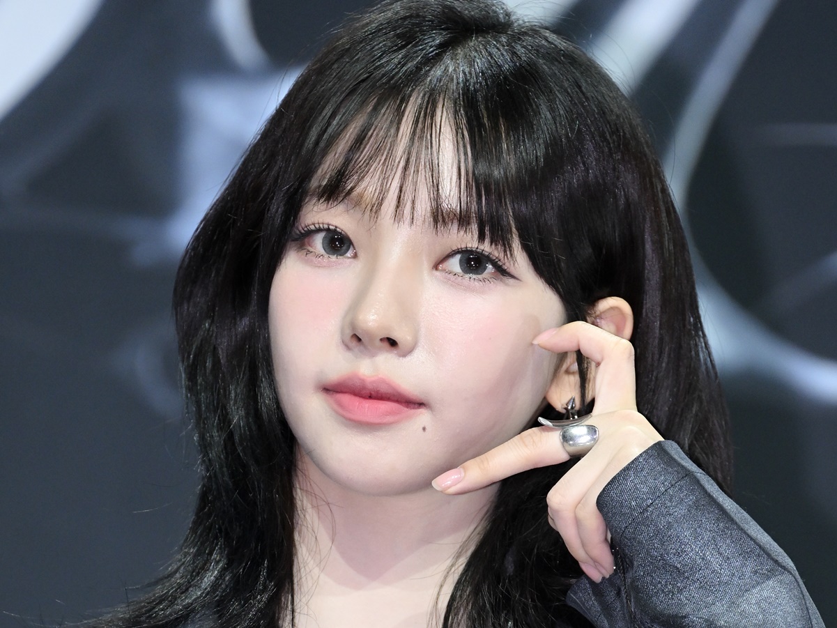 “ノーバン”投球披露のaespa・カリナ、マスコットとイチャイチャ…始球式のオフショット公開！【PHOTO】
