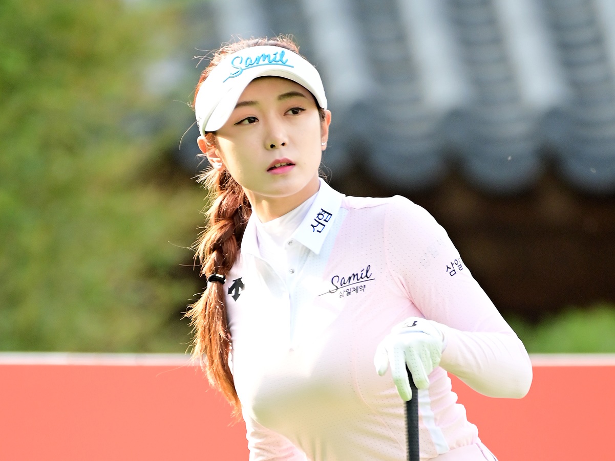 韓国人気女子ゴルファー、満面スマイルの短パン姿に反響多数！「素敵ですね」「かわい子ちゃん」【PHOTO】