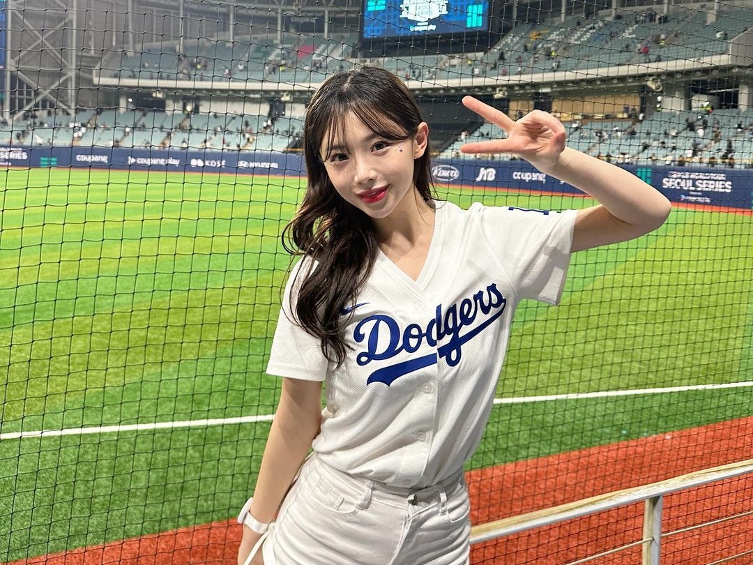 韓国プロ野球チア、突然のスイムウェアSHOT大量放出にファン歓喜！「スタイル完璧」「女神降臨」【PHOTO】