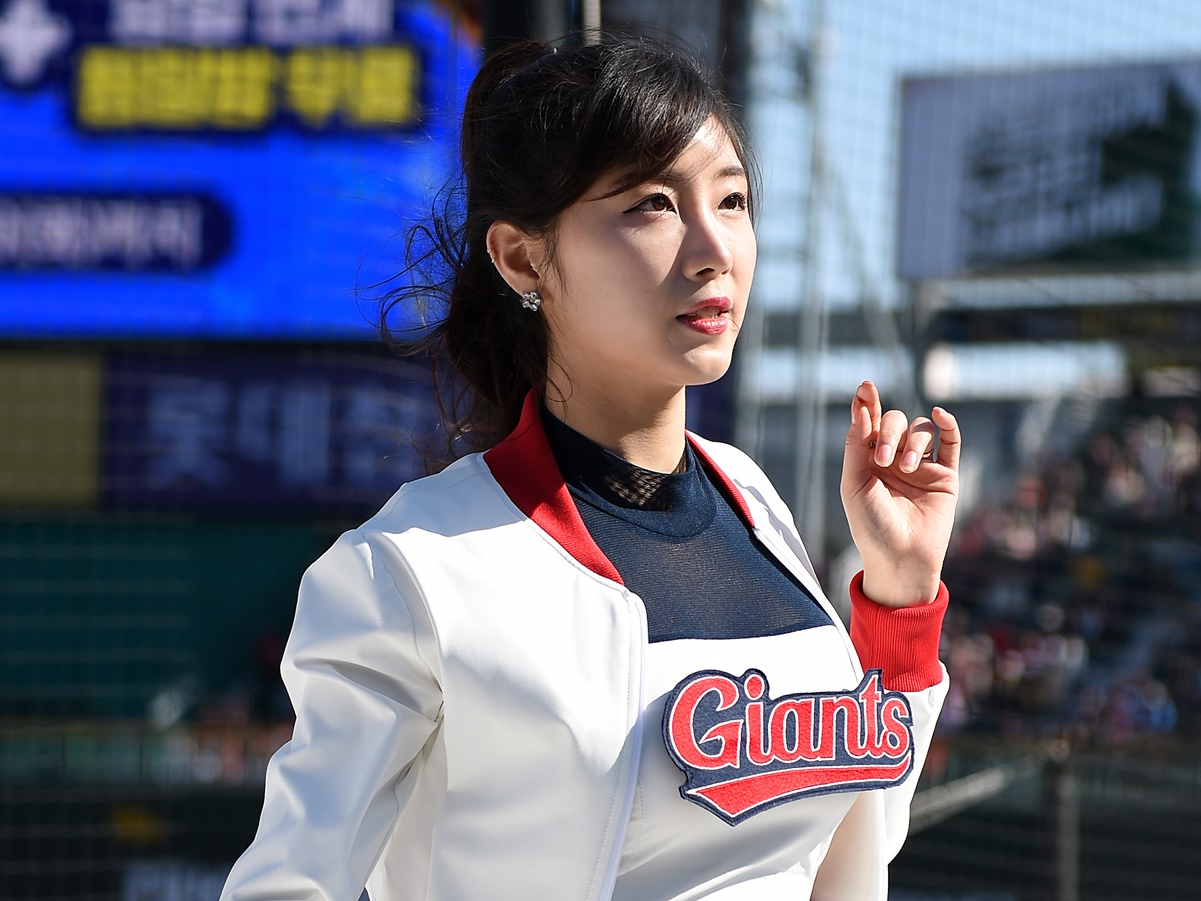 韓国の人気プロ野球チア、純白ミニスカ衣装でファンを虜に！「最高の美女」「魅力的です」と絶賛【PHOTO】