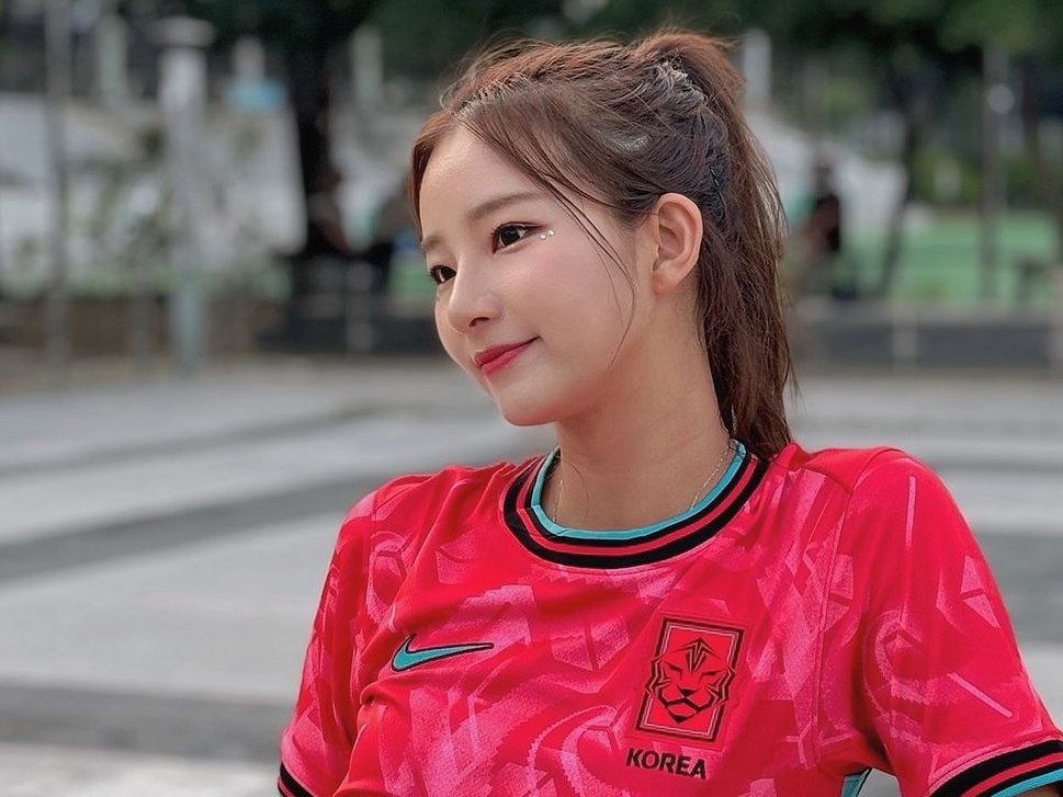 韓国人気チア、“おへそチラリ”の代表ユニ姿でサッカー観戦！流石の美スタイルに「最高…」とファン感嘆【PHOTO】