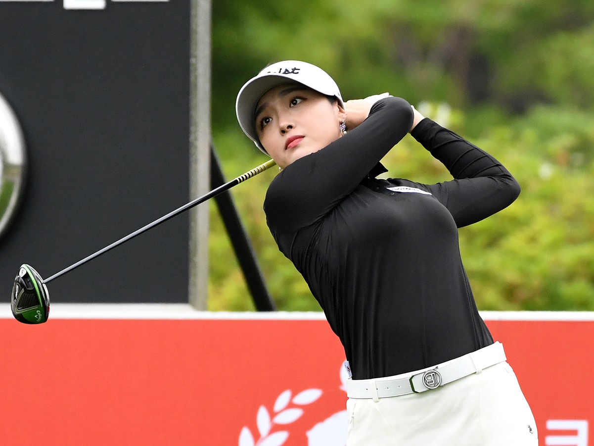 韓国女子ゴルファー、ファン釘付けの圧巻プロポーションに反響「可愛すぎる！」「緑がよく似合う」【PHOTO】