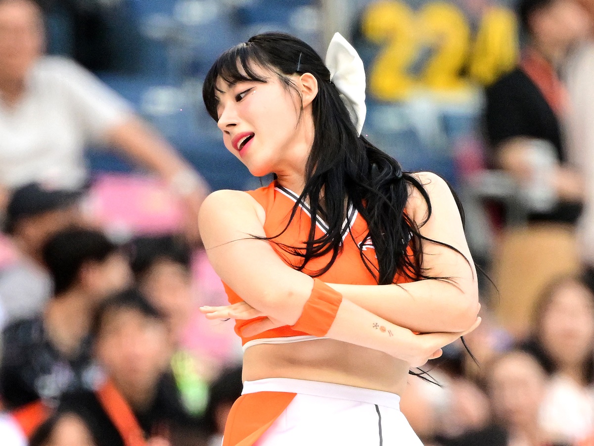 「レジェンド級の美貌だ！」韓国22歳チア、ぴたぴたのバスケユニ姿にファン騒然「半端ない…」【PHOTO】