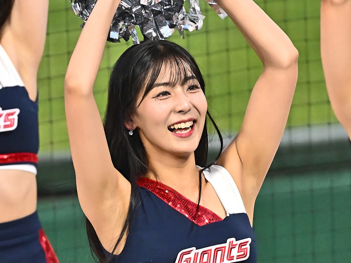 えっ、履いてる？韓国プロ野球チア、“太もも丸出し”の大胆衣装SHOTにファン騒然「本当に魅力的」【PHOTO】