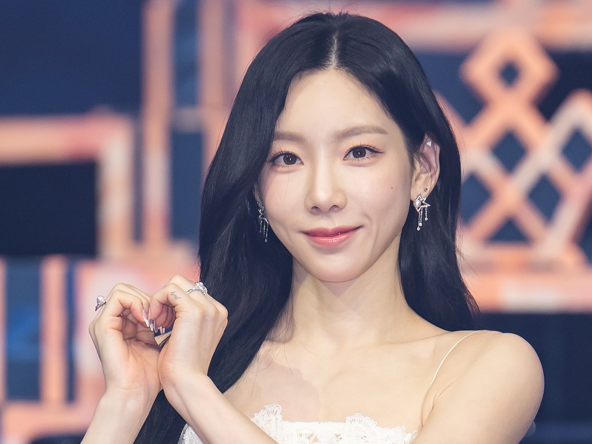 胸元の線が見える…少女時代・テヨン、白タンクトップ姿に注目！儚げ