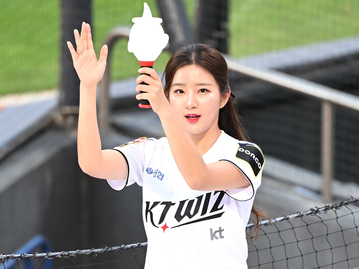 韓国プロ野球チア、黒ストッキングから伸びる“完璧レッグライン”でファンを魅了！「美しすぎ…」【PHOTO】