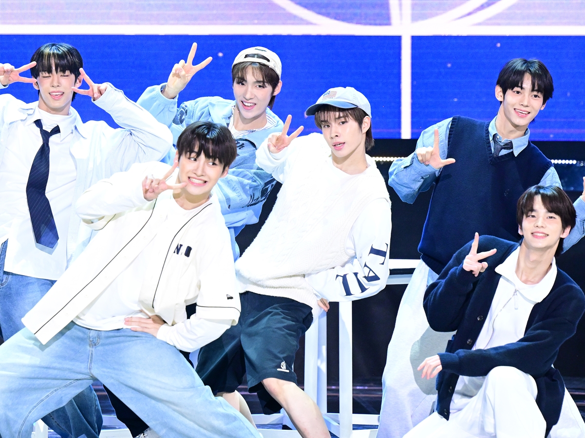 BTS（防弾少年団）、デビュー7周年記念“家族写真”公開へ「ピンク