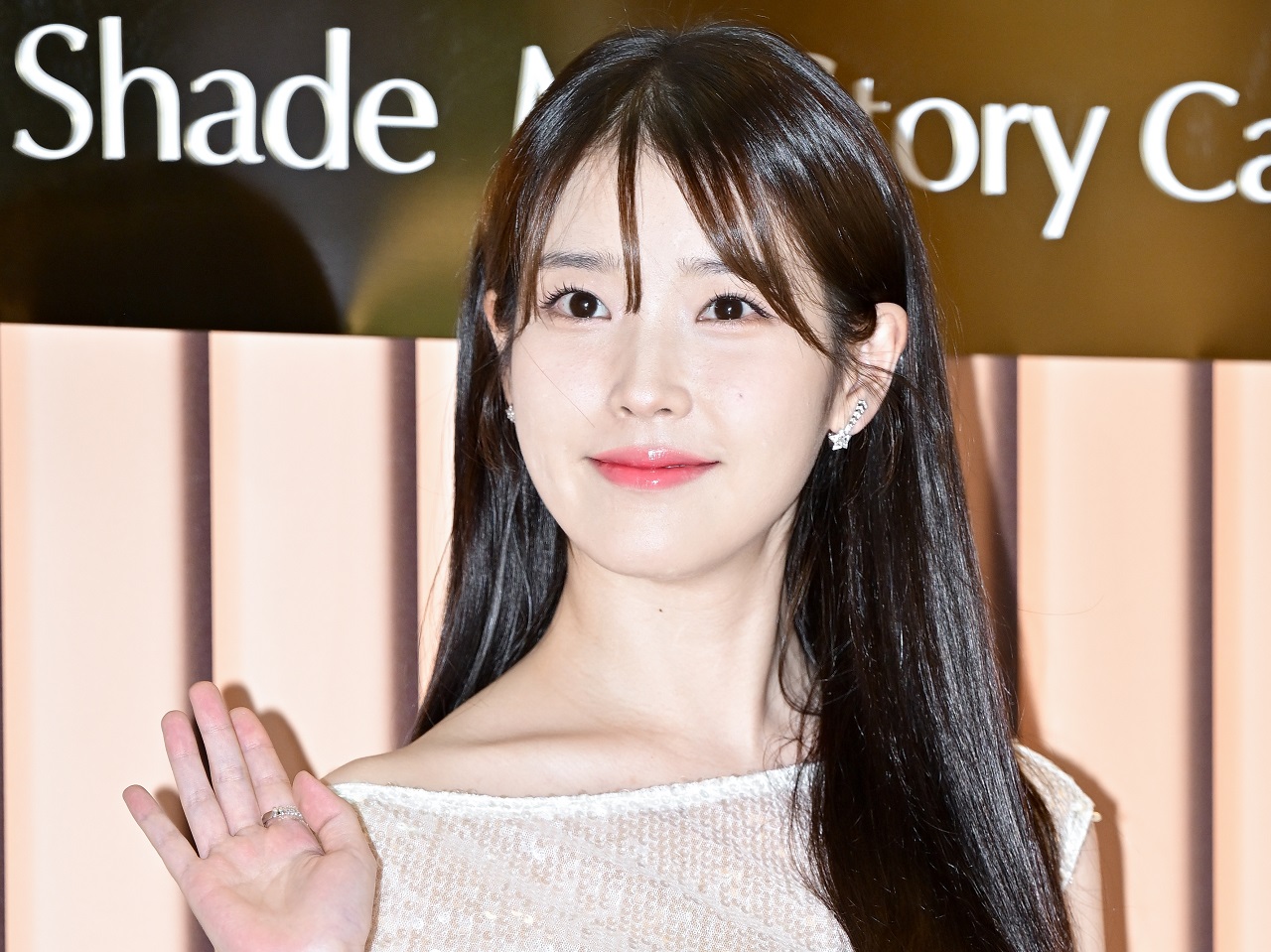 歌手IU、自身のデビュー日に2億2500万ウォンを寄付「小さな助けだが、良い贈り物になれば」