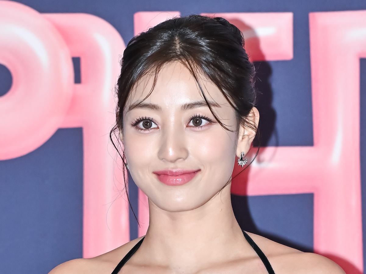 TWICE・ジヒョ、“美背中”丸見えの大胆なサマーコーデを披露！その色香に「心臓痛い…」【PHOTO】