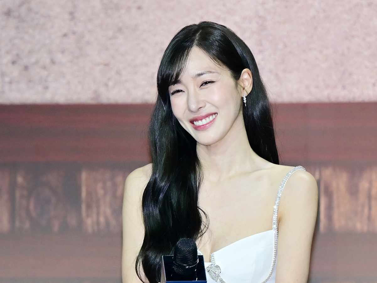 写真】「服着て！」LE SSERAFIM・チェウォン、“衝撃の金髪×鼻ピアス姿