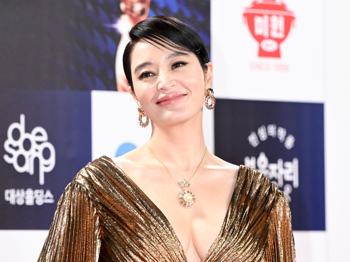 韓国屈指の“グラマラス女優”キム・ヘス（53）、隠し切れないボリューミーな体つきに視線集中！【PHOTO】